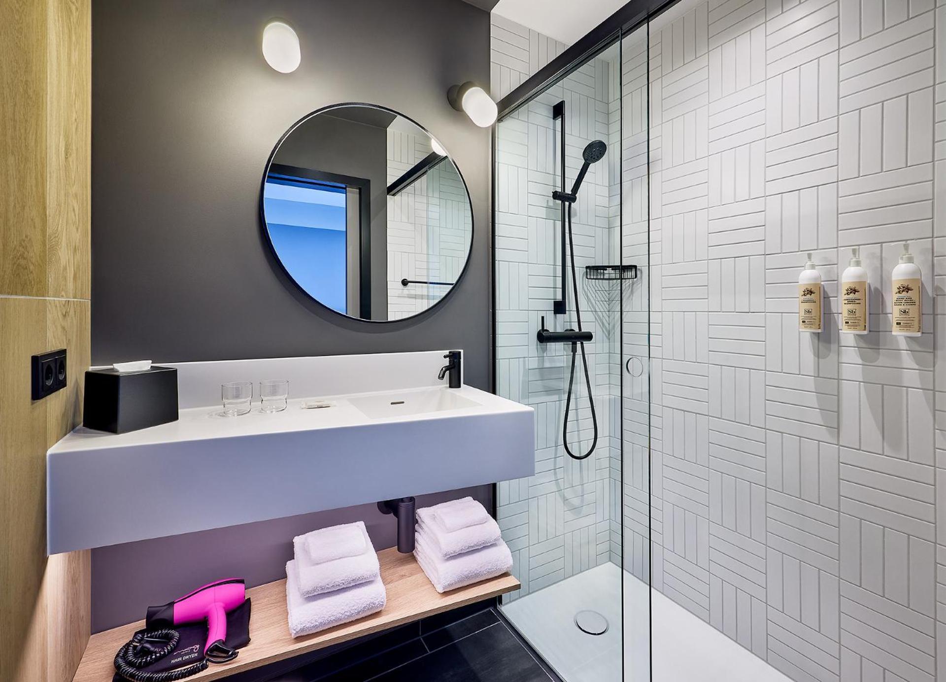 Moxy Luxembourg Airport Hotel Niederanven Exterior photo